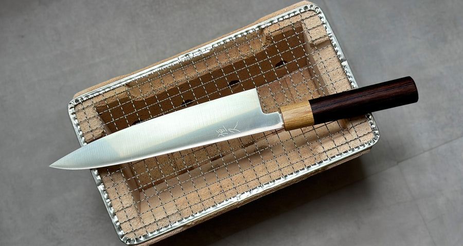 Preprost, a izjemno učinkovit Gyuto iz kovačije Harukaze. Gyuto oblika je japonska izvedba tradicionalnih evropskih chef nožev - večnamenski nož, ki ima v daljših izvedbah (270 mm in 300 mm) nekaj več poudarka za razrez mesa, z dolžino 210 mm se boste enostavno lotili sekljanja zelenjave in rezanja večjih kosov mesa.