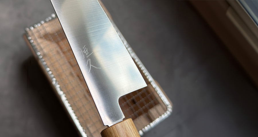 Preprost, a izjemno učinkovit Gyuto iz kovačije Harukaze. Gyuto oblika je japonska izvedba tradicionalnih evropskih chef nožev - večnamenski nož, ki ima v daljših izvedbah (270 mm in 300 mm) nekaj več poudarka za razrez mesa, z dolžino 210 mm se boste enostavno lotili sekljanja zelenjave in rezanja večjih kosov mesa.