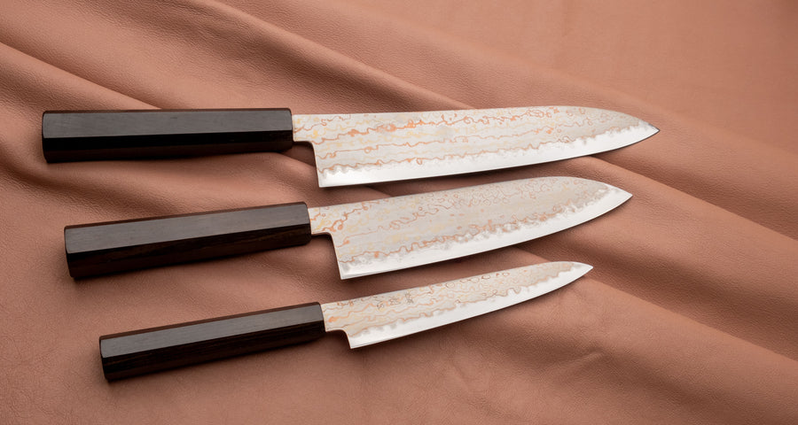 Celoten Rainbow Damascus set japonskih nožev - sestavljajo ga gyuto, santoku in petty. Vse dobite v OsterRob!