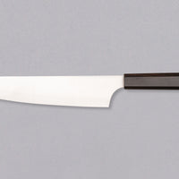 Nož Hayabusa Gyuto Aogami Super 210 mm je prava izbira za ljubitelje japonskih kuhinjskih mojstrovin. Gyuto oblika rezila zagotavlja vsestranskost pri rezanju mesa, zelenjave in rib, zato je odličen pripomoček za različne rezalne tehnike. Rezilo iz visokokakovostnega Aogami Super jekla s trdoto 63 HRC ohranja izjemno ostrino in natančnost, hkrati pa ima čudovit migaki videz in edinstvene japonske pismenke, ki poudarjajo tradicijo in slog. Osemkotni ročaj iz temne ebenovine nudi stabilen in udoben oprijem za