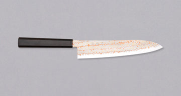 Hayabusa Gyuto Aogami #2 Rainbow Damascus 210 mm je nož za vsestransko uporabo v kuhinji, primeren za meso, ribe in zelenjavo. Tanko rezilo je narejeno iz Aogami #2 jekla, znanega po dolgem ohranjanju ostrine in lahkosti brušenja. Ima unikaten barvit damaščanski vzorec, izdelan s plastenjem medenine in bakra.
