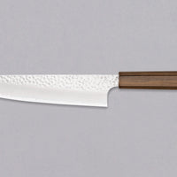 Hayabusa Gyuto VG-10 Tsuhime Bubinga 210 mm je vsestranski nož, ki je primeren za uporabo v domači in profesionalni kuhinji. Tanko in natančno rezilo iz vrhunskega VG-10 jekla omogoča enostavno delo tudi z drobnimi sestavinami. Nož izstopa s prefinjenim videzom: migaki rezilo krasi droben vzorec kladiva, medtem ko izrazita valovita linija ločuje plasti jekla in jedro, ustvarjajoč kontrast med matirano in sijočo površino.