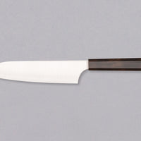 Nož Hayabusa Santoku Aogami Super 180 mm je prava izbira za ljubitelje japonskih kuhinjskih mojstrovin. Santoku oblika rezila zagotavlja vsestranskost pri rezanju zelenjave, mesa in rib. Rezilo iz visokokakovostnega Aogami Super jekla s trdoto 63 HRC ohranja izjemno ostrino in natančnost, hkrati pa ima čudovit migaki videz in edinstvene japonske pismenke, ki poudarjajo tradicijo in slog. Osemkotni ročaj iz temne ebenovine nudi stabilen in udoben oprijem za popoln nadzor.