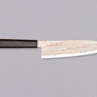 Hayabusa Santoku Aogami #2 Rainbow Damascus 180 mm je nož za vsestransko uporabo v kuhinji, primeren za meso, ribe in zelenjavo. Tanko rezilo je narejeno iz Aogami #2 jekla, znanega po dolgem ohranjanju ostrine in lahkosti brušenja. Ima unikaten barvit damaščanski vzorec, izdelan s plastenjem medenine in bakra.