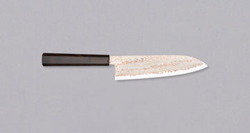 Hayabusa Santoku Aogami #2 Rainbow Damascus 180 mm je nož za vsestransko uporabo v kuhinji, primeren za meso, ribe in zelenjavo. Tanko rezilo je narejeno iz Aogami #2 jekla, znanega po dolgem ohranjanju ostrine in lahkosti brušenja. Ima unikaten barvit damaščanski vzorec, izdelan s plastenjem medenine in bakra.