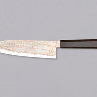 Hayabusa Santoku Aogami #2 Rainbow Damascus 180 mm je nož za vsestransko uporabo v kuhinji, primeren za meso, ribe in zelenjavo. Tanko rezilo je narejeno iz Aogami #2 jekla, znanega po dolgem ohranjanju ostrine in lahkosti brušenja. Ima unikaten barvit damaščanski vzorec, izdelan s plastenjem medenine in bakra.