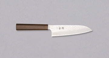 Hayabusa Santoku VG-10 Tsuchime Bubinga 180 mm nož z izjemno tankim rezilom in tsuchime finišem, ki prikazuje majhne okrogle vdolbinice na površini.
