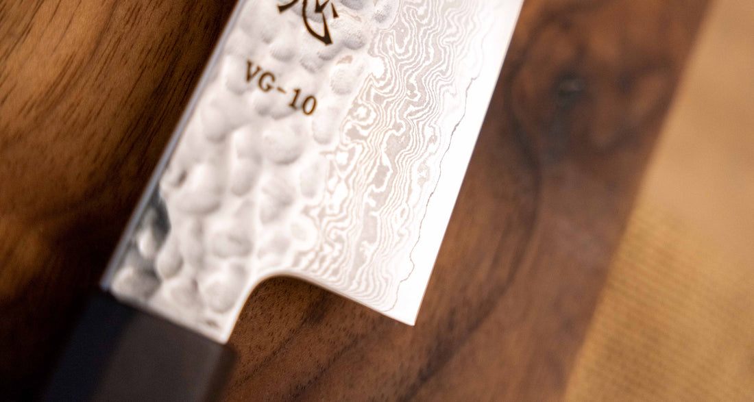 Detajl noža Hayabusa Gyuto VG-10 Tsuchime Damascus Ebony 210 mm, prikazuje rezilo z damask vzorcem.