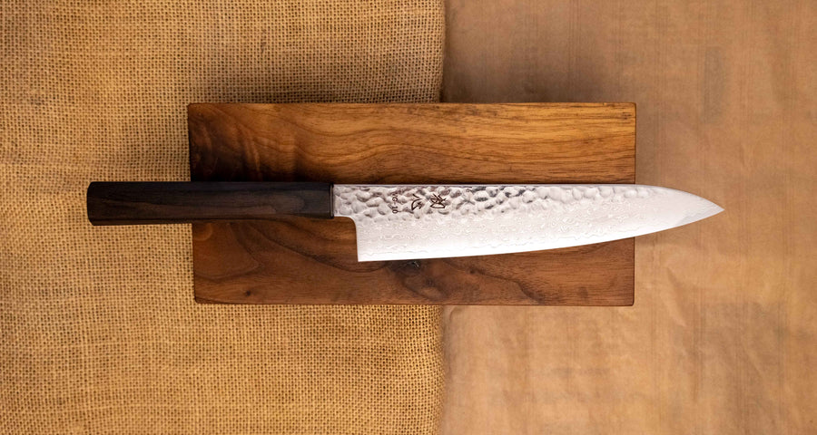 Desna stran noža Hayabusa Gyuto VG-10 Tsuchime Damascus Ebony 210 mm, prikazuje celotno rezilo z damask vzorcem in ergonomskim ročajem iz ebanovine.