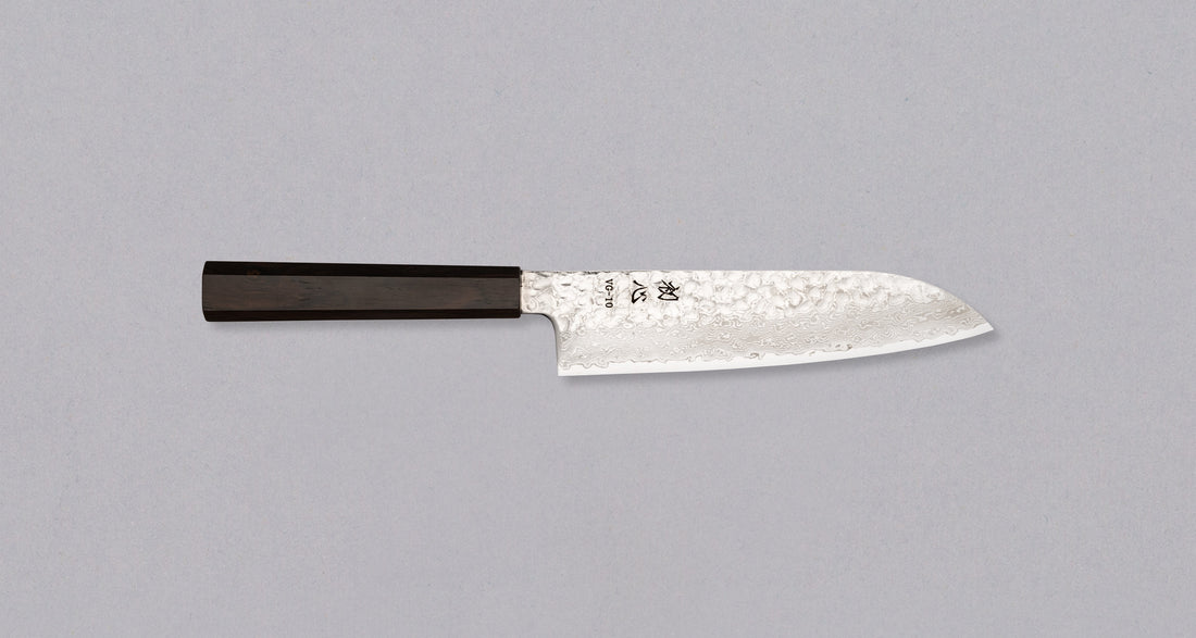 Hayabusa Santoku VG-10 Tsuchime Damascus Ebony 180 mm je vsestranski nož, primeren tako za domačo kot profesionalno kuhinjo.