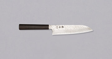 Hayabusa Santoku VG-10 Tsuchime Damascus Ebony 180 mm je vsestranski nož, primeren tako za domačo kot profesionalno kuhinjo.