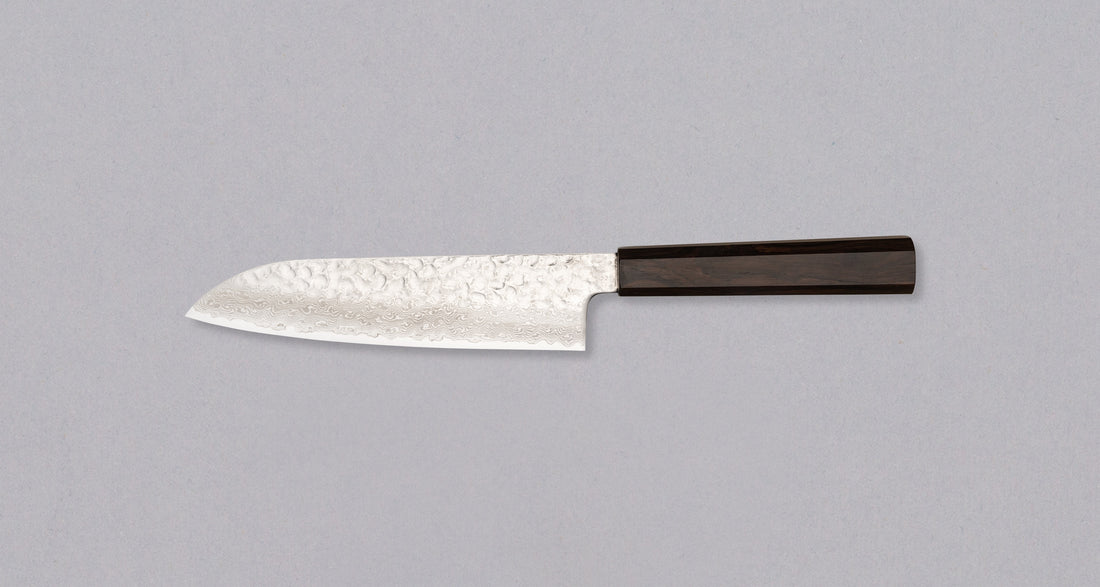 Hayabusa Santoku VG-10 Tsuchime Damascus Ebony 180 mm je vsestranski nož, primeren tako za domačo kot profesionalno kuhinjo.