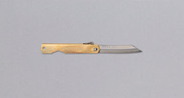 Higonokami nož je svetovno znan japonski žepni nož. Gre za manjši, lahek nož preprostega dizajna. Primeren za vsestransko uporabo izven kuhinje, ne priporočamo ga za pripravo živil. Izdelan je iz Aogami #1 jekla s trdoto 62 HRC in ima medeninast ročaj.