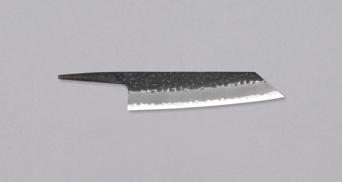 Rezilo Hokiyama Bunka Aogami Super Kuro-uchi 170 mm je na voljo brez ročaja, zato ga lahko opremite s poljubnim in si ustvarite nož po meri, prilagojen vašemu okusu in potrebam. Bunka je vsestranski kuhinjski nož primeren tako za kuharske entuziaste kot profesionalne kuharje. Jedro je iz odlilčnega Aogami Super jekla.