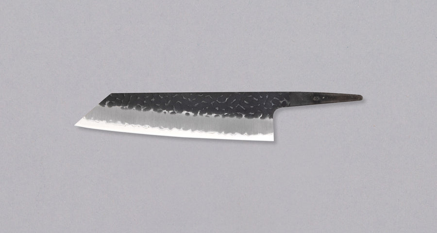 Rezilo Hokiyama Bunka Aogami Super Kuro-uchi 170 mm je na voljo brez ročaja, zato ga lahko opremite s poljubnim in si ustvarite nož po meri, prilagojen vašemu okusu in potrebam. Bunka je vsestranski kuhinjski nož primeren tako za kuharske entuziaste kot profesionalne kuharje. Jedro je iz odlilčnega Aogami Super jekla.