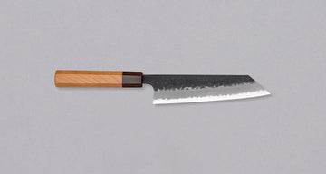 Japonski nož Hokiyama Bunka Aogami Super Kuro-uchi 170 mm je večnamenski nož iz Aogami Super jekla, ki dolgo časa drži ostrino. Kuro-uchi patina ga ščiti pred korozijo, odtisi kladiv pa preprečujejo lepljenje hrane na rezilo. Ima tradicionalni japonski wa ročaj oktagonalne oblike iz mahagonija in zelkovega lesa.