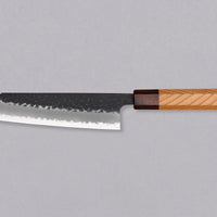 Japonski nož Hokiyama Bunka Aogami Super Kuro-uchi 170 mm je večnamenski nož iz Aogami Super jekla, ki dolgo časa drži ostrino. Kuro-uchi patina ga ščiti pred korozijo, odtisi kladiv pa preprečujejo lepljenje hrane na rezilo. Ima tradicionalni japonski wa ročaj oktagonalne oblike iz mahagonija in zelkovega lesa.