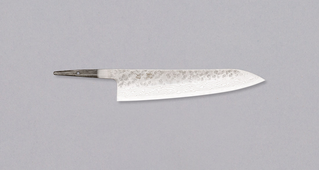 Hokiyama Gyuto 440C Damascus dolžine 210 mm je vsestranski japonski kuhinjski nož, odličen za najrazličnejša kuhinjska opravila, od sekljanja in rezanja do različnih zibalnih tehnik. Rezilo je bilo skovano v japonski kovačiji Hokiyama. Izdelano je iz nerjavečega jekla 440C. Rezilo lahko opremite s poljubnim ročajem.