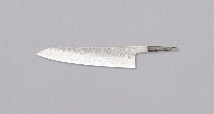 Hokiyama Gyuto 440C Damascus dolžine 210 mm je vsestranski japonski kuhinjski nož, odličen za najrazličnejša kuhinjska opravila, od sekljanja in rezanja do različnih zibalnih tehnik. Rezilo je bilo skovano v japonski kovačiji Hokiyama. Izdelano je iz nerjavečega jekla 440C. Rezilo lahko opremite s poljubnim ročajem.