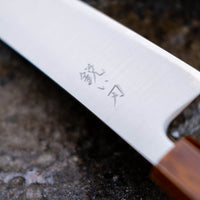 Nož Hokiyama Gyuto SRS13 Migaki 210 mm je odlična izbira za vse profesionalne kuharje in kuharje po duši, ki imajo radi rezila, ki dolgo držijo ostrino, so izjemno ostri, hkrati pa niso zahtevni za vzdrževanje. Tradicionalno japonsko minimalističen videz rezila odlično dopolnjuje eleganten hrastov ročaj Urushi Flame.