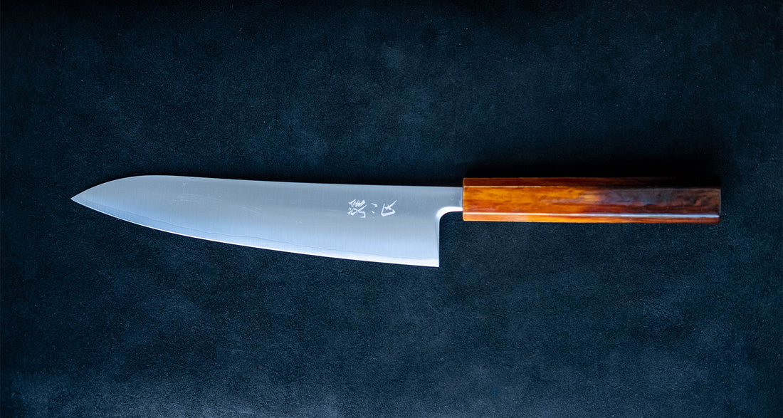 Nož Hokiyama Gyuto SRS13 Migaki 210 mm je odlična izbira za vse profesionalne kuharje in kuharje po duši, ki imajo radi rezila, ki dolgo držijo ostrino, so izjemno ostri, hkrati pa niso zahtevni za vzdrževanje. Tradicionalno japonsko minimalističen videz rezila odlično dopolnjuje eleganten hrastov ročaj Urushi Flame.