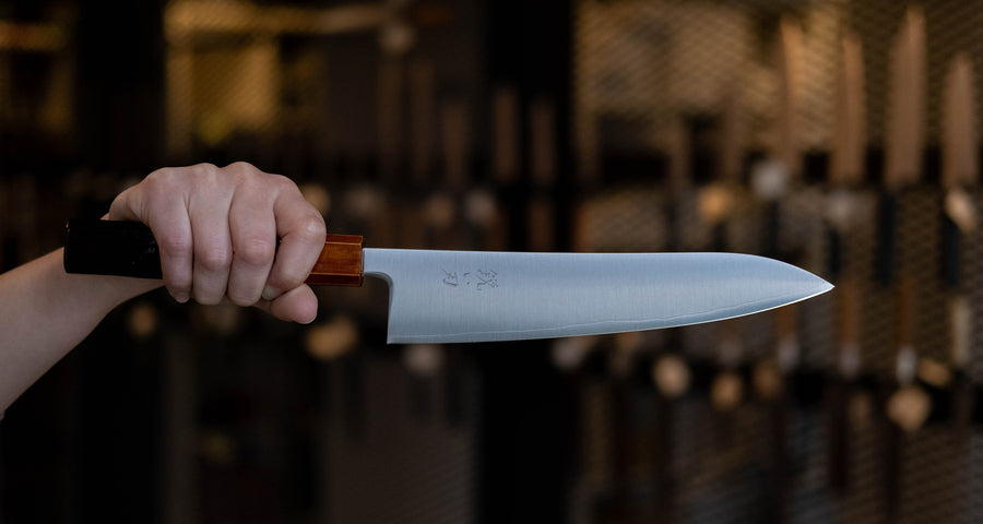 Nož Hokiyama Gyuto SRS13 Migaki 210 mm je odlična izbira za vse profesionalne kuharje in kuharje po duši, ki imajo radi rezila, ki dolgo držijo ostrino, so izjemno ostri, hkrati pa niso zahtevni za vzdrževanje. Tradicionalno japonsko minimalističen videz rezila odlično dopolnjuje eleganten hrastov ročaj Urushi Flame.