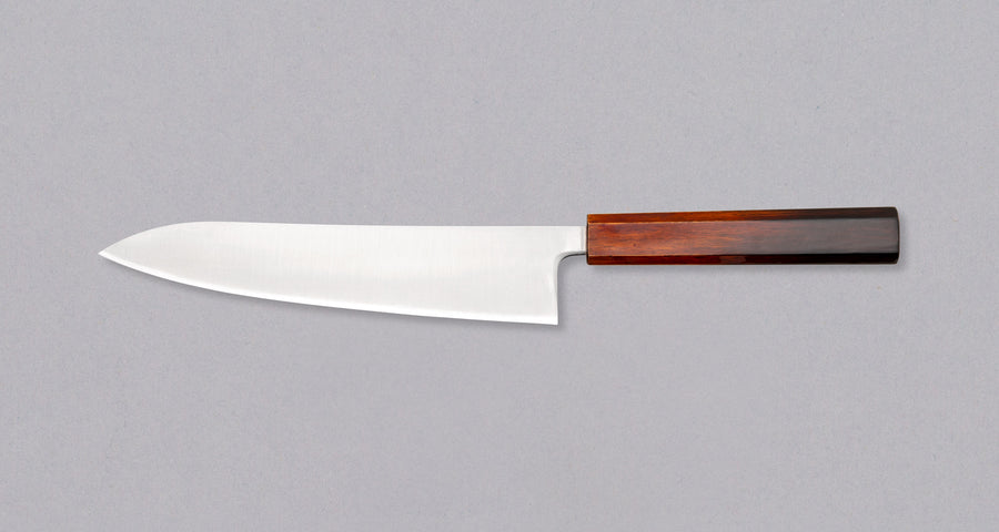 Nož Hokiyama Gyuto SRS13 Migaki 210 mm je odlična izbira za vse profesionalne kuharje in kuharje po duši, ki imajo radi rezila, ki dolgo držijo ostrino, so izjemno ostri, hkrati pa niso zahtevni za vzdrževanje. Tradicionalno japonsko minimalističen videz rezila odlično dopolnjuje eleganten hrastov ročaj Urushi Flame.