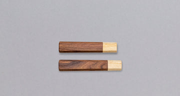 Tradicionalni japonski ročaj oktagonalne oblike iz palisandra z obročkom iz japonske cedre. Primeren za uporabo v levi in desni dlani.  Združite ga s katerim koli samostojnim rezilom v naši trgovini in si sestavite čisto svoj unikaten japonski kuhinjski nož! Na voljo v velikostih M in S. Odlična ideja za personalizirano darilo.