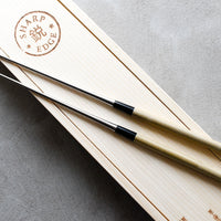 Kaneka Chopsticks so dolge 305 mm, izdelane so iz nerjavečega jekla, ročaj je iz magnolije in roga vodnega bivola. 