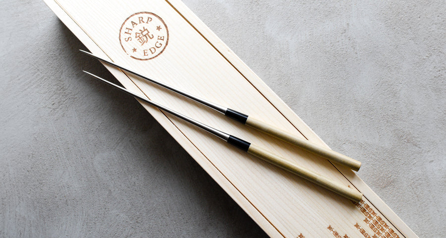 Kaneka Chopsticks so dolge 305 mm, izdelane so iz nerjavečega jekla, ročaj je iz magnolije in roga vodnega bivola. 