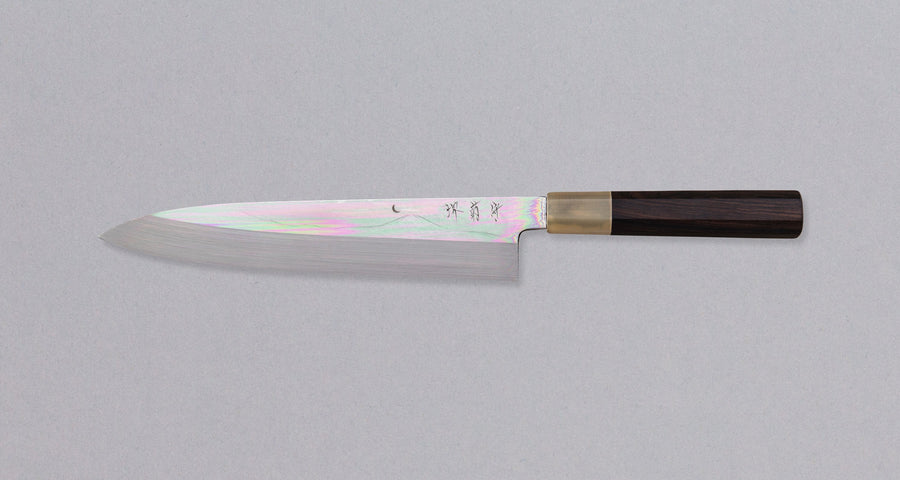 Kawamura Mizu-Honyaki Gyuto je ročno kovan nož, izdelan z neverjetno natančnostjo, ki je plod stoletja izkušenj in učenja. Gre za preplet odličnega delovnega orodja in umetniškega dela. Honyaki se lahko prevede kot “resnično kovan” in ta način kovanja je najčistejši odraz tradicionalne japonske umetnosti izdelave mečev. 