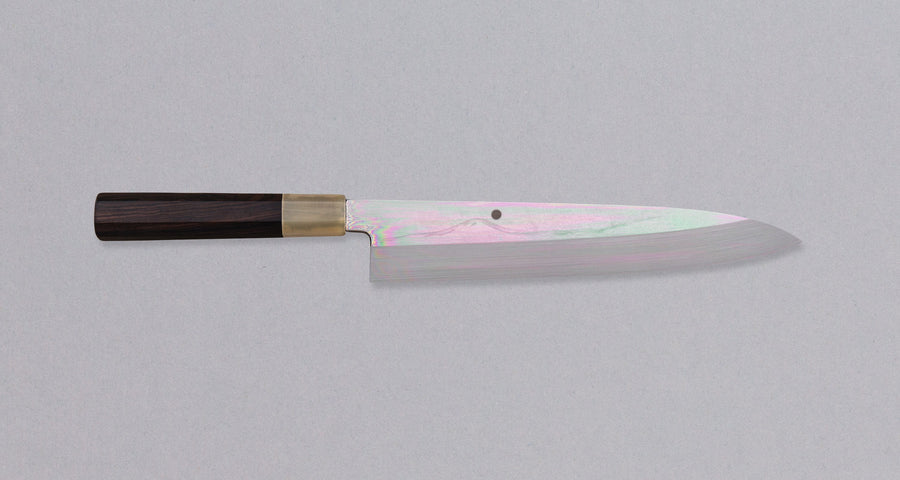 Kawamura Mizu-Honyaki Gyuto je ročno kovan nož, izdelan z neverjetno natančnostjo, ki je plod stoletja izkušenj in učenja. Gre za preplet odličnega delovnega orodja in umetniškega dela. Honyaki se lahko prevede kot “resnično kovan” in ta način kovanja je najčistejši odraz tradicionalne japonske umetnosti izdelave mečev. 