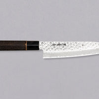 Kawamura Santoku Damascus je vsestranski japonski kuhinjski nož, ročno kovan in laminiran po metodi san-mai. Sredica je izdelana iz jekla AUS-10 in ovita v plasti damaščanskega jekla, zgornji del pa rezila krasijo odtisi kladiva. Japonski ročaj je izdelan iz žganega kostanjevega lesa z obročkom iz bivoljega roga.