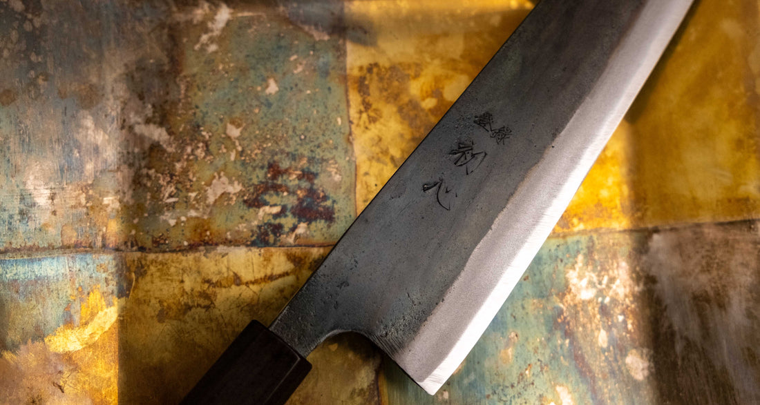 Detajl rezila iz ebenovine noža Kokugei Gyuto Aogami #1 Kuro-uchi 240 mm, ki nudi udoben in stabilen oprijem za popoln nadzor med uporabo.