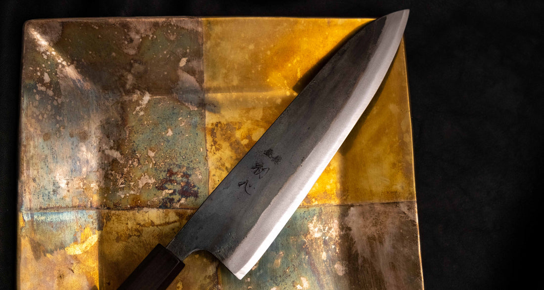 Detajl rezila iz ebenovine noža Kokugei Gyuto Aogami #1 Kuro-uchi 240 mm, ki nudi udoben in stabilen oprijem za popoln nadzor med uporabo.