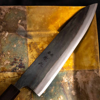 Detajl rezila iz ebenovine noža Kokugei Gyuto Aogami #1 Kuro-uchi 240 mm, ki nudi udoben in stabilen oprijem za popoln nadzor med uporabo.