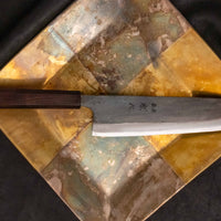 Kokugei Gyuto Aogami #1 Kuro-uchi Ebony 210 mm prikazan z leve strani, z vidnim kuro-uchi zaključkom in elegantnim ročajem iz ebenovine.