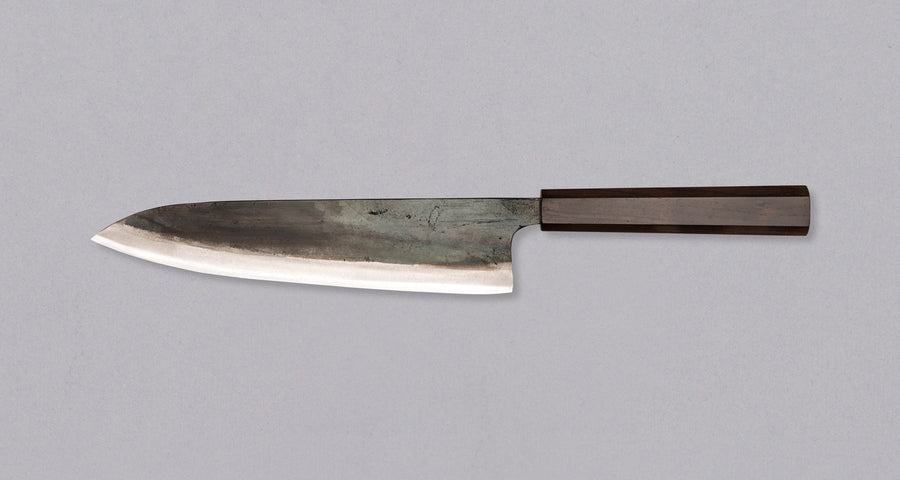 Kokugei Gyuto Aogami #1 Kuro-uchi Ebony 210 mm prikazan z desne strani, z vidnim kuro-uchi zaključkom in elegantnim ročajem iz ebenovine.