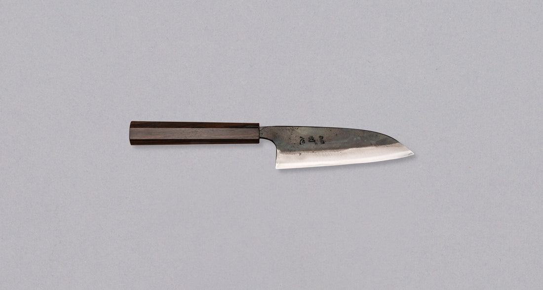 Kokugei Petty Aogami #1 Kuro-uchi Ebony 120 mm je vsestranski japonski kuhinjski nož, namenjen za pripravo mesa, rib in zelenjave. Čeprav je obdelava noža nekoliko groba, to le poudarja njegovo ročno izdelavo. 