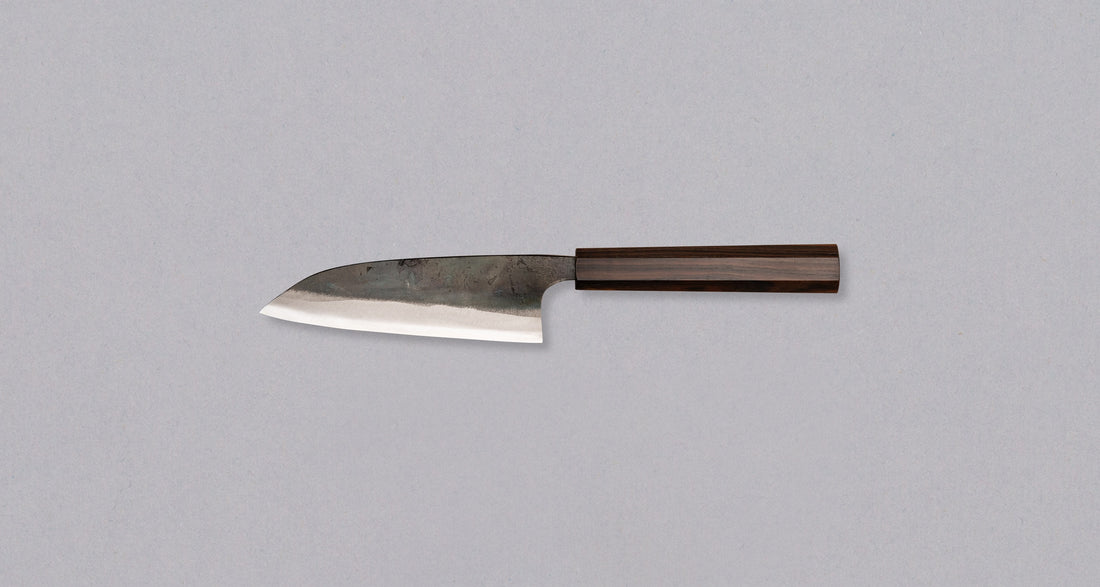 Kokugei Petty Aogami #1 Kuro-uchi Ebony 120 mm je vsestranski japonski kuhinjski nož, namenjen za pripravo mesa, rib in zelenjave. Čeprav je obdelava noža nekoliko groba, to le poudarja njegovo ročno izdelavo. 