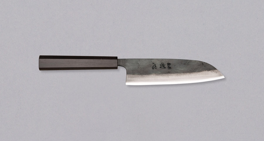 Kokugei Santoku Aogami #1 Kuro-uchi Ebony 165 mm je vsestranski japonski kuhinjski nož, namenjen za pripravo mesa, rib in zelenjave. 