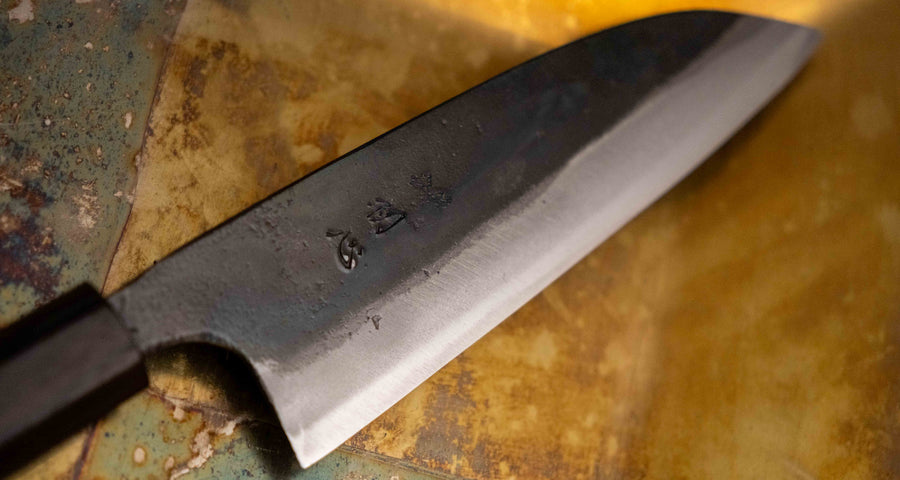 Kokugei Petty Aogami #1 Kuro-uchi Ebony 120 mm je vsestranski japonski kuhinjski nož, namenjen za pripravo mesa, rib in zelenjave. Čeprav je obdelava noža nekoliko groba, to le poudarja njegovo ročno izdelavo. 