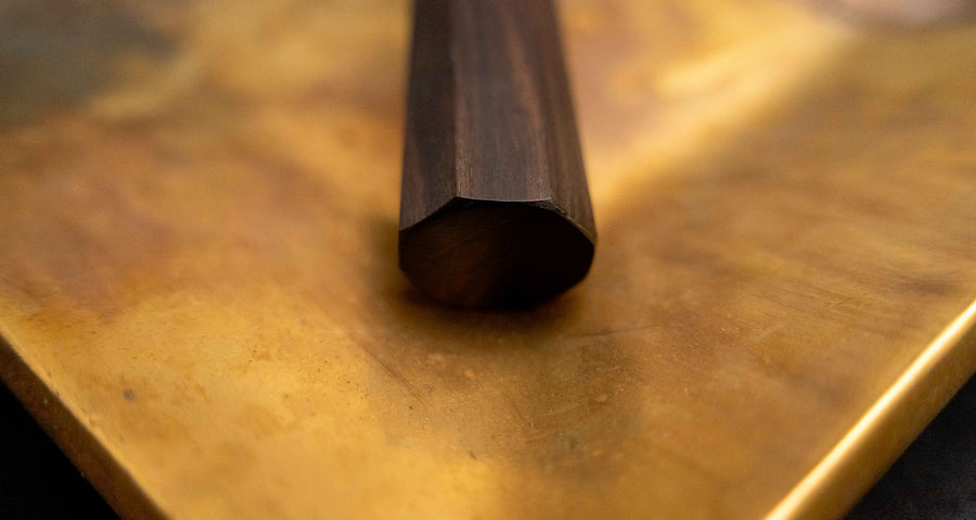 Detajl osemkotnega ročaja iz temne ebenovine na nožu Kokugei Petty Aogami #1 Kuro-uchi Ebony 120 mm, ki nudi stabilen in udoben oprijem za natančno delo.