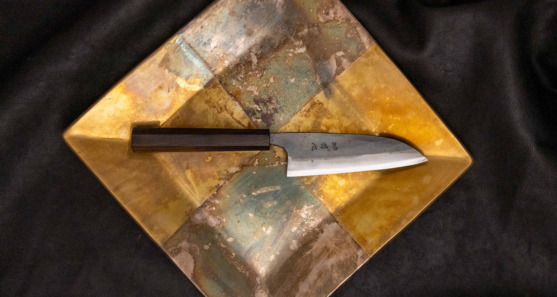 Kokugei Petty Aogami #1 Kuro-uchi Ebony 120 mm je vsestranski japonski kuhinjski nož, namenjen za pripravo mesa, rib in zelenjave. Čeprav je obdelava noža nekoliko groba, to le poudarja njegovo ročno izdelavo. 