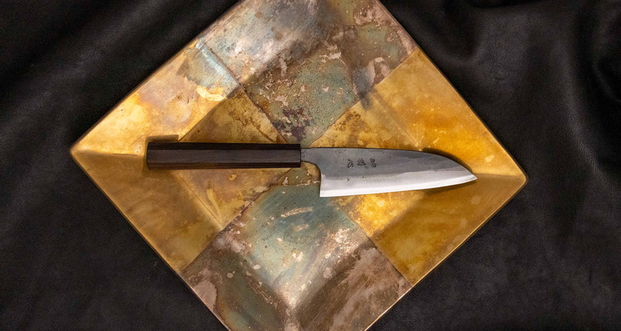 Kokugei Petty Aogami #1 Kuro-uchi Ebony 120 mm je vsestranski japonski kuhinjski nož, namenjen za pripravo mesa, rib in zelenjave. Čeprav je obdelava noža nekoliko groba, to le poudarja njegovo ročno izdelavo. 