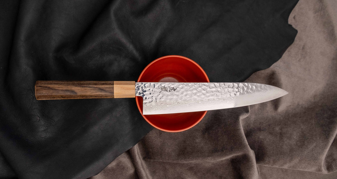 Kotetsu Gyuto VG-10 Damascus 210 mm je velik vsestranski kuhinjski nož z vidnimi odtisi kladiv, damascus vzorcem in klasičnim japonskim ročajem (wa-style) iz pakka lesa. Navdušil bo vse, ki cenijo estetsko oblikovane kuhinjske pripomočke.