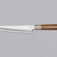 Kotetsu VG-10 Damascus Petty 150 mm je majhen nož z vidnimi odtisi kladiv, damascus vzorcem in klasičnim japonskim ročajem (wa-style) iz tikovine. Je izjemno tanek (1,9 mm), zato bo z lahkoto zdrsel skozi sestavine, izbira nerjavečega VG-10 jekla pa zagotavlja odpornost na rjo, trpežnost in odpornost proti obrabi.