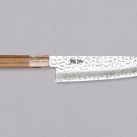 Kotetsu Santoku VG-10 Damascus 180 mm je velik vsestranski nož z vidnimi odtisi kladiv, damascus vzorcem in klasičnim japonskim ročajem (wa-style) iz tikovine. Je izjemno tanek (1,7 mm), zato bo zlahka zdrsel skozi sestavine, nerjaveče VG-10 jeklo pa zagotavlja odpornost na rjo, trpežnost in odpornost proti obrabi.