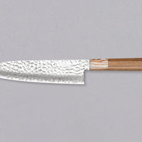 Kotetsu Santoku VG-10 Damascus 180 mm je velik vsestranski kuhinjski nož z vidnimi odtisi kladiv, damascus vzorcem in klasičnim japonskim ročajem (wa-style) iz tikovine. Navdušil bo vse, ki cenijo estetsko oblikovane kuhinjske pripomočke. Primeren je za pripravo mesa, rib in zelenjave.