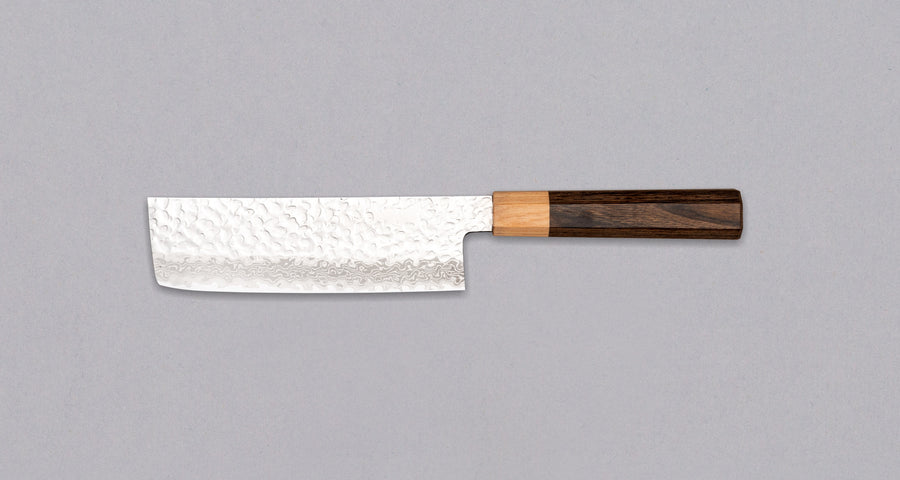 Kotetsu VG-10 Damascus Nakiri 160 mm – eleganten nož za zelenjavo z japonskim ročajem iz pakka lesa in rezilom z odtisi kladiva, popoln za ljubitelje zelenjavnih jedi in estetsko dovršenih kuhinjskih pripomočkov.
